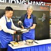 挪威驻越南大使为食客烹制三文鱼菜肴【组图】