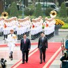 范明正总理和新加坡总理黄循财检阅仪仗队。（图片来源：VGP）