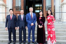 丹麦王储弗雷德里克(中)与越南大使梁青毅(左二)和越南大使馆人员合影。