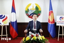 老挝副总理兼外交部长沙伦塞·贡马西主持记者会。(图片来源:越通社)
