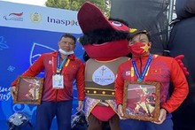 越南残疾人游泳运动员武黄英科(右)和队友合影。