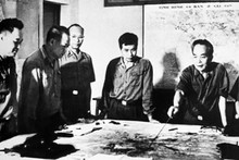 武元甲大将(右一) (Photo: 图片来源:越通社)