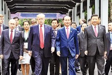 越南国家主席陈大光和出席APEC第二十五次领导人非正式会议的各成员经济体领导人。