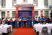 “胡志明主席与越南工人阶级和工会组织”专题展览会开幕剪彩仪式。