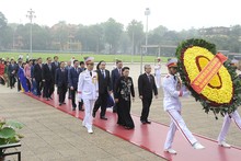 国会代表在出席第十四届国会第九次会议前夕拜谒胡志明主席陵。(登科 摄)