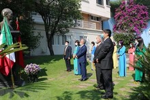 越南驻墨西哥大使馆代表团前往胡志明主席雕像敬香。(图片来源:越通社)