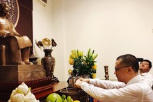 武光明大使敬香缅怀胡志明主席。(图片来源:信息报)