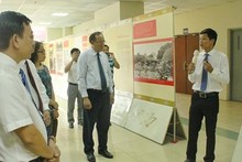 众多游客参观展会。(图片来源:越通社)