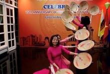 越南驻文莱大使馆干部、人员表演节目。(图片来源:越通社)