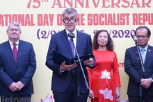 捷克总理安德烈·巴比什发表讲话。(图片来源:越通社)