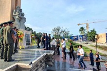 越南驻马德望省总领事馆代表团在柬越友谊纪念碑敬献花圈。(图片来源:人民报网)