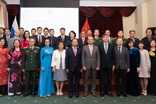吴德孟大使与与会代表合影。