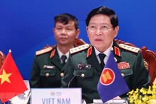 越南国防部部长吴春历大将在会上发表讲话。(图片来源:越通社)