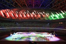 2020年东京残奥会闭幕式的五颜六色的烟花在体育场上空绽放。
