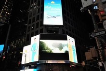 时代广场的汤普森路透大楼外的 LED 屏幕上播出推介越南风土人情的视频。(图片来源:越航)