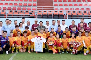 范明正总理与越南女足合影留念。