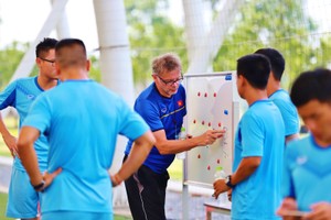 越南男足主教练特鲁西埃希望给予更多球员机会。