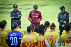 主教练梅德钟指导女足训练。