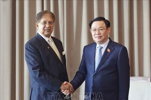 越南国会主席王廷惠会见孟加拉国与越南友好协会主席莫彬·乔杜里。（图片来源：越通社）