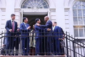 越南政府总理范明正会见纽约市长埃里克·亚当斯。（图片来源：越通社）