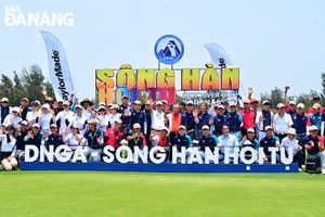岘港高尔夫球比赛吸引国内外近300名高尔夫球手参赛。