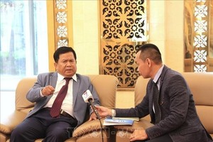 柬埔寨记者俱乐部主席高级顾问、柬埔寨新闻频道电视台高级编辑乔·科拉（左）接受采访。