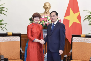 越南外交部长裴青山和联合国教科文组织大会主席西蒙娜-米雷拉·米库列斯库。（图片来源：国际报）