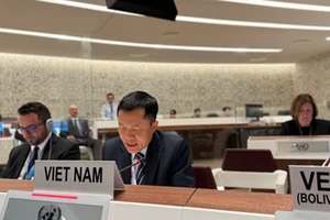 越南常驻联合国日内瓦代表团副团长弓德欣出席会议并讲话。（图片来源：越通社）