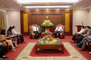 和平省委书记阮飞龙会见印度驻越南特命全权大使桑迪普艾莉亚。