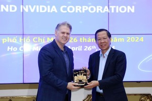 胡志明市人民委员会主席潘文买会见美国英伟达集团（NVIDIA）副总裁基思·斯特里尔。