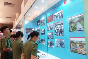 《奠边府大捷——永恒的史诗》展在胡志明博物馆（河内）开展。
