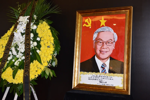 两位中国友好人士赠送的阮富仲总书记画像。（图片来源：越南驻华大使馆）