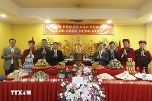 4月18日，旅俄越南永富同乡协会联络会与莫斯科佛堂念隆重举行2024年雄王祭祖仪式。（图片来源：越通社）