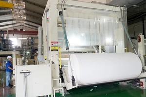 协福工业园区的春梅纸业有限公司采用现代化机械设备，以减少对环境的排放量。（图片来源：越南《人民报》）