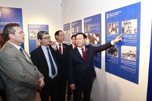 国会主席王廷惠参观题为“胡志明 ：一个人的肖象”图片展。（图片来源：VOV）