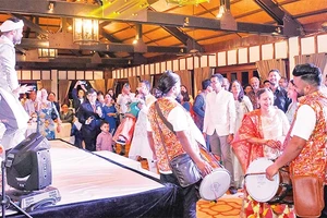 一对印度夫妇在岘港市富丽华度假村举办婚礼。