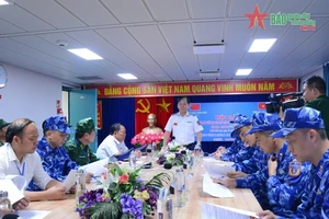 海警一区司令员陈文诗少将向越南海警参加联合巡逻力量下达任务。（图片来源：人民军队报）