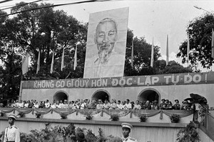 1975年5月15日，西贡-嘉定数百万市民涌向市军事管制委员会前的广场，参加胜利庆祝仪式。（图片来源：越通社）