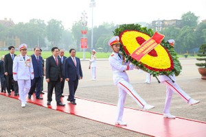 党和国家领导前往胡志明主席陵敬献花圈。（图片来源：baochinhphu.vn）