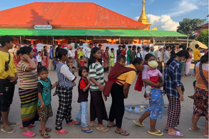 缅甸人民排队领取食物。（图片来源：越通社）