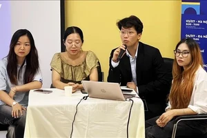 旅法越南学生青年协会会员在论坛上分享留学经验。