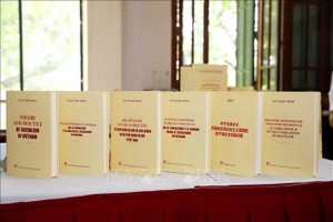 阮富仲总书记一书《社会主义理论与实践若干问题和越南走向社会主义的道路》以七种语言出版。