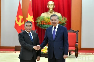 苏林总书记会见菲律宾驻越大使蒙塔莱格雷。