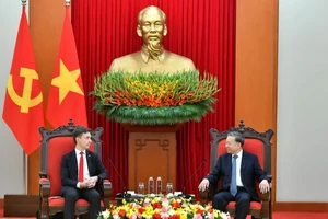 苏林总书记会见欧盟驻越南大使朱利安·格里尔。