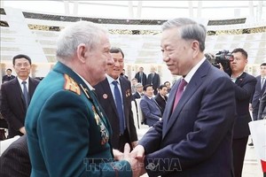苏林总书记亲切慰问援越白俄罗斯老兵。（图片来源：越通社）