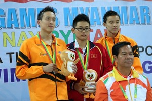 本届东运会1500米自由泳冠军的林光日戴上眼镜显得更像一名中学生似的。《越南快讯报》黎河 摄