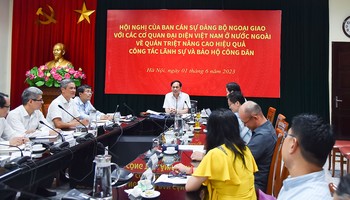 外交部长裴青山主持会议。(图片来源:新河内报)