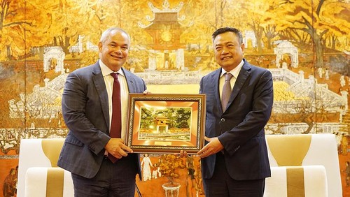 河内市人民委员会主席陈士青向澳大利亚昆士兰州黄金海岸市长汤姆·泰特赠送纪念品。（图片来源：新河内报）