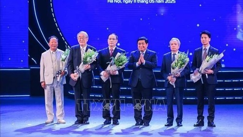 越南政府副总理阮志勇（右三）、宝山集团董事长阮长山与各位获奖者。（图片来源：越通社）
