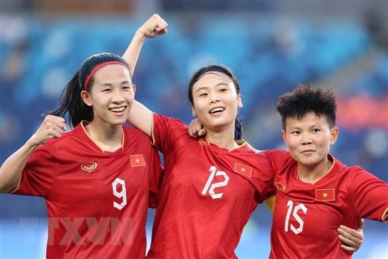 越南前锋范海燕（12号）在第53分钟打破僵局，及时出现射进一球，帮助越南队以1:0领先。